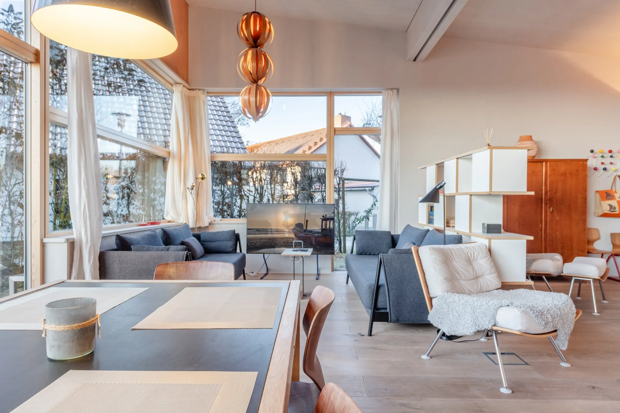 Offener Wohnbereich eines Designerhauses in Lütow auf Usedom