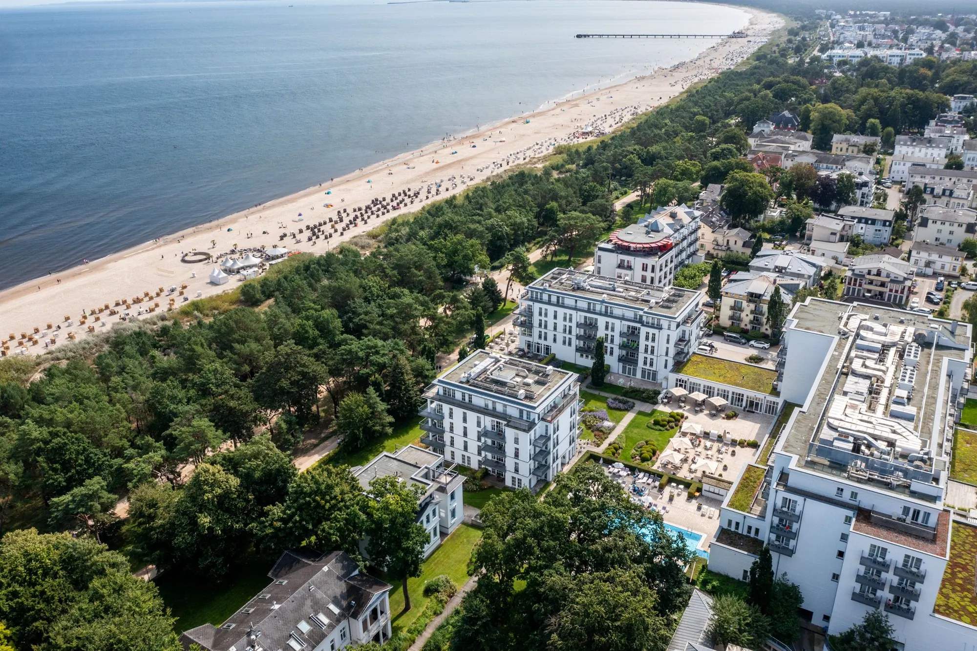 Drohnenaufnahme der Strandpromenade und Hotels in Heringsdorf auf Usedom