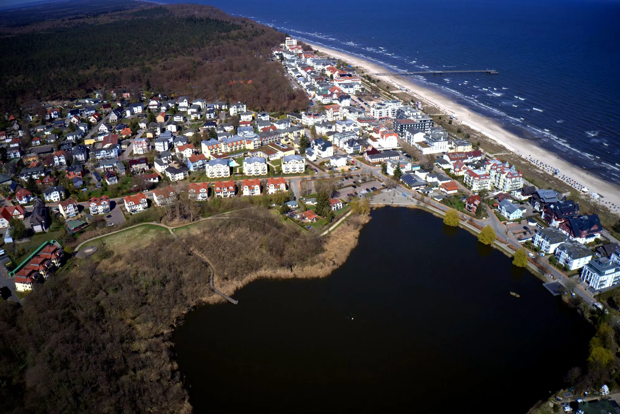 Drohnenblick über See, Ort und Ostsee auf Usedom