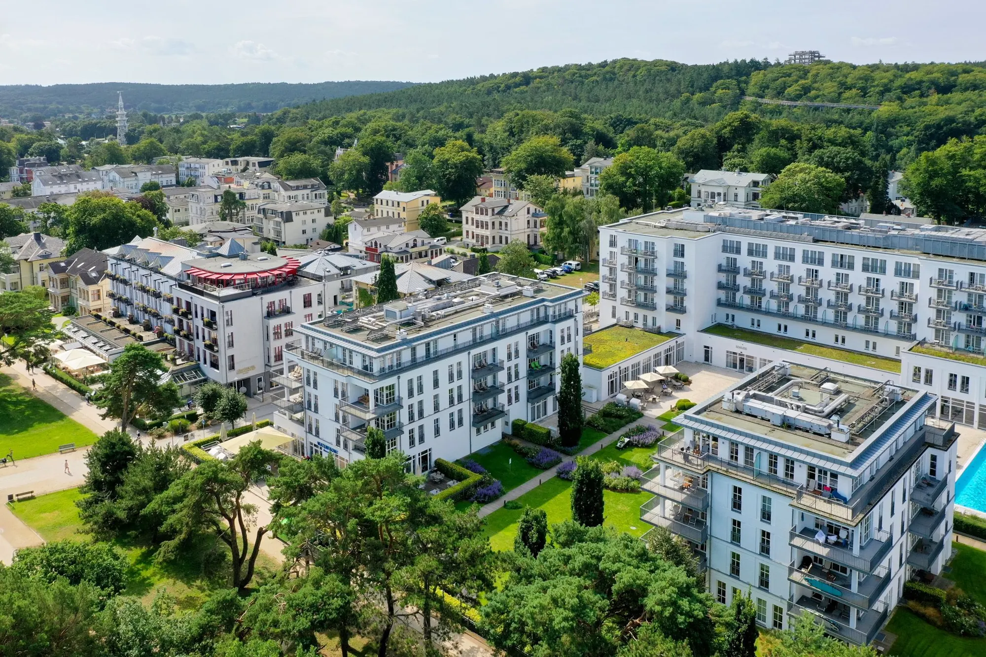 Luftaufnahme einer Hotelanlage im Grünen auf Usedom