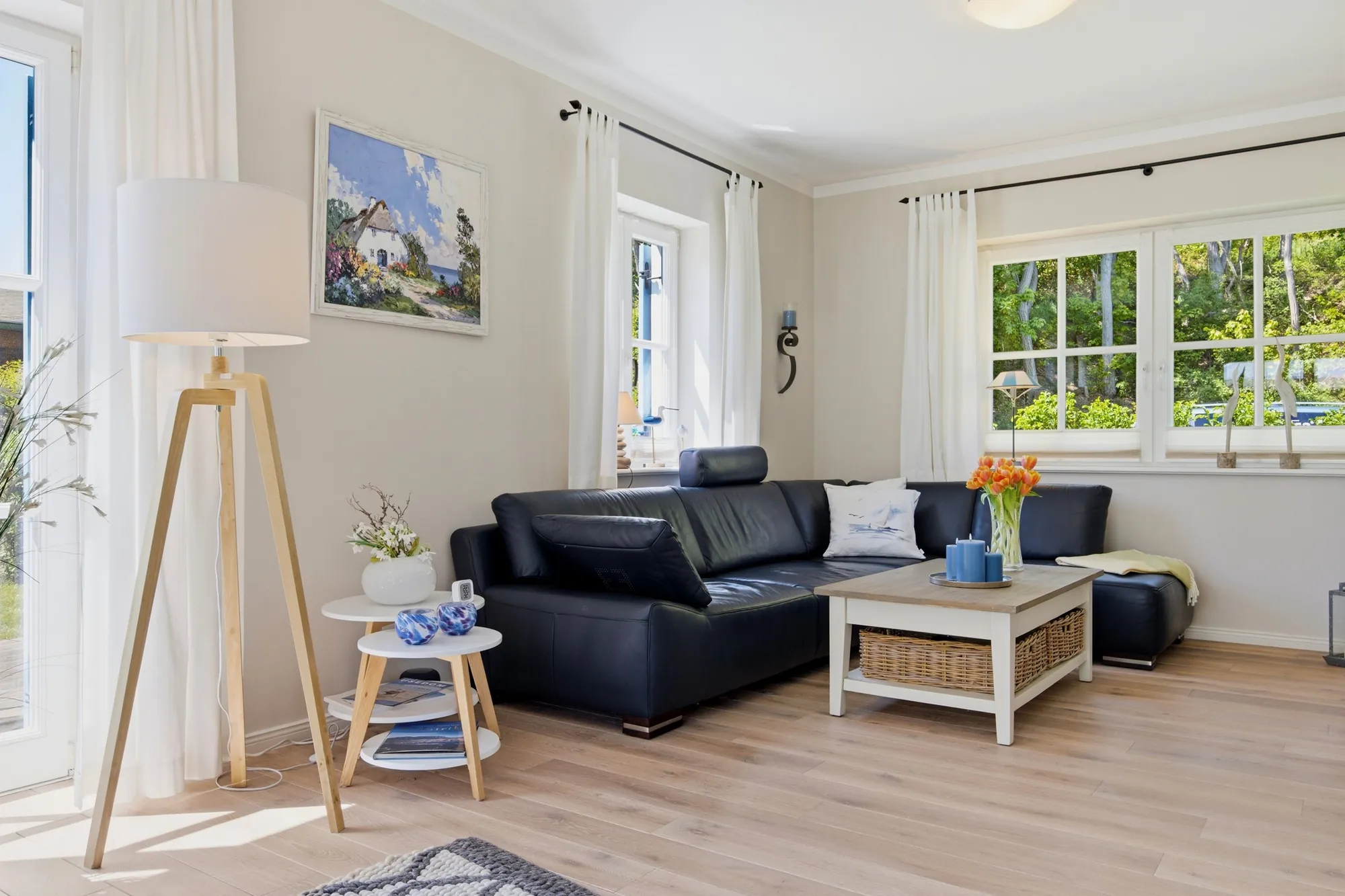 Helles Wohnzimmer eines Reetdachhauses in Stoben