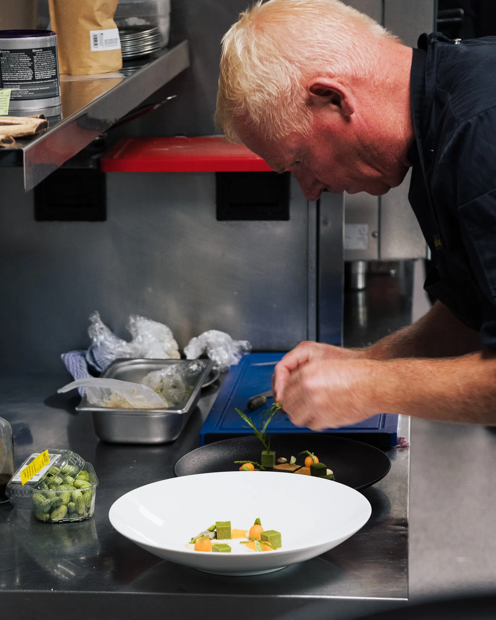 Koch beim Anrichten im Restaurant Bernstein