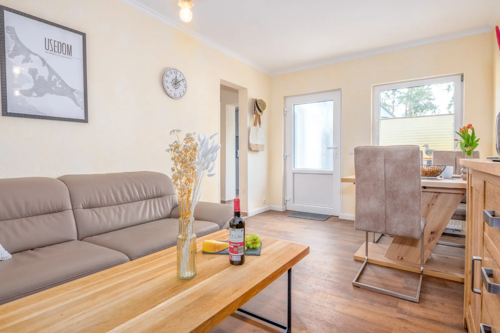 Wohnbereich einer Ferienwohnung in Ahlbeck – fertig bearbeitet